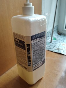 出Medi Peel美迪面膜精华液，容量为500ml，白色瓶