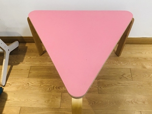 桌子 三角形 出口尾单 不怕刮不怕碰粉色、蓝色、梅红色 高5