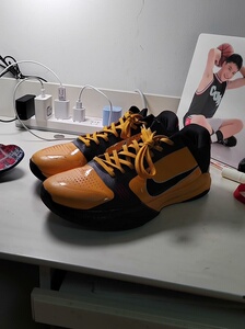 耐克科比五实战篮球鞋李小龙配色43码6成新,左脚后掌有塌陷