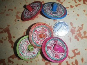 90年代小学门口塑料小陀螺玩具,每个十元,三个起售.看好下单