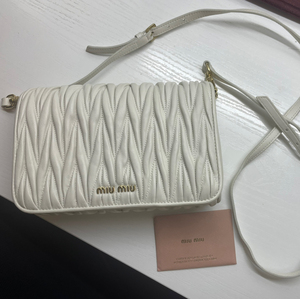 miumiu斜挎包,购于上海佛罗伦萨小镇奥莱,9成新,磨损情