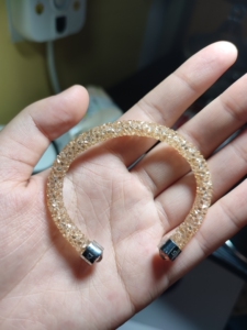 施华洛世奇单圈开口水晶手镯.绝对正品,专柜买的带盒子.实物真