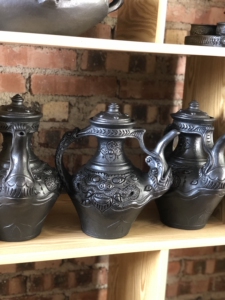 尼西黑陶酥油茶壶. 快递费60.茶壶.300. 途中损坏包赔