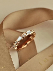 宝格丽蛇形戒指18k金带钻白贝母红玉髓孔雀石小裙子扇形项链圆