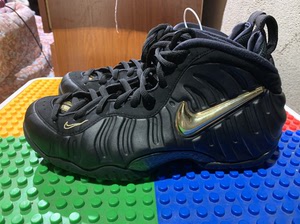 耐克 黑金喷泡:42.5码,成色很好,鞋底磨损很小,鞋面无伤