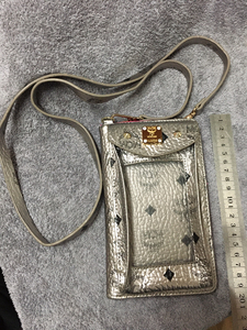 mcm斜挎包,手机包,银灰色,正品保证,做工精细,如图尺寸大
