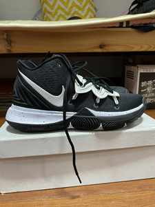 42码,已鉴定,耐克欧文5奥利奥实战篮球鞋,黑白配色,鞋底几