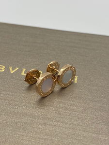 bvlgari 宝格丽白贝母小圆饼耳钉 18k玫瑰金,精致优