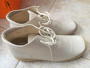 乳白色软牛皮平跟小短靴，特舒服，蓝色港湾购买。35码，30元