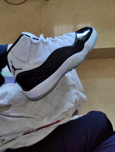 aj11康扣配色 41码的 有原装鞋盒与鞋撑,没怎么穿过,漆