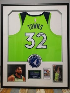 nba森林狼队卡尔安东尼唐斯32号签名球衣无损装裱展示.(装