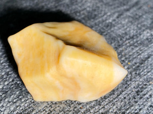 沙漠漆 鸡油黄 螺纹漆 地表原石 新疆