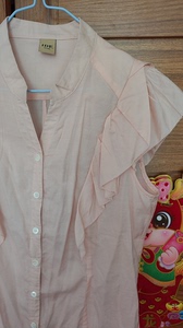 依迪菲idf淡粉色衬衫飞袖吧应该全新，一个粉色，一个白色，手