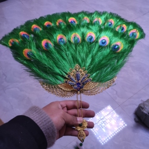 全部纯手工制品,都是我母亲手工制作的,两把孔雀羽毛扇,四只手