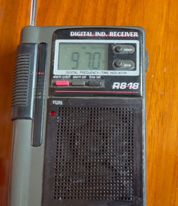 老国产德生牌r818钟控数码显示袖珍式晶体管收音机,功能正常