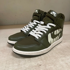 aj1弹幕,橄榄绿,42.5原盒配件齐全,鞋底星星都在,可以