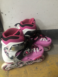 斯凯汀儿童轮滑鞋,小码,8成新,赠送护具头盔以及背袋,同城自