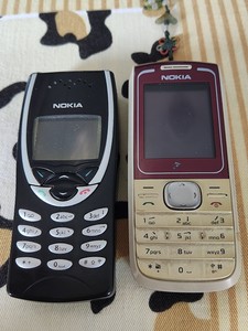 诺基亚8210和诺基亚1650，没有电池充电器，只有手机。