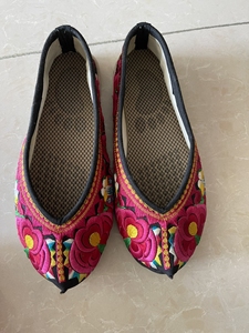 云南买的白族手工绣花鞋,37码偏小适合36-36.5cm的脚