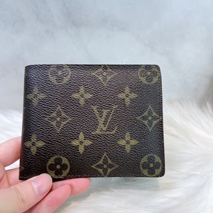 957815路易威登lv 短款对折钱包 老花 实用性高 公价:4