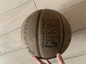 冠合二手篮球 学校篮球课买的现在毕业了 没气 送球针 可自提