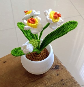 成品钩针编织仿真植物水仙花盆栽毛线花节日礼物,办公室客厅摆件