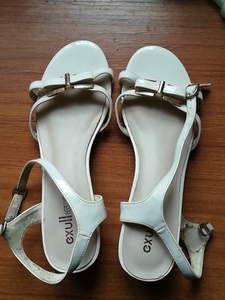 000人付款淘宝女大学生清宿舍 闲置二手女鞋红豆羹呀免责声明:本