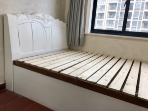 家里装修时木工打的实木床,棕绷床垫是老家搬来的,实木活动床板