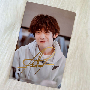 易烊千玺亲笔签名照(保真)易烊千玺最新签名照周边保真6寸