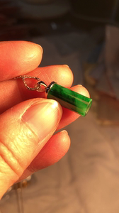 缅甸翡翠满绿桶珠吊坠,18k白金镶嵌,挂脖子很漂亮哦,裸石尺