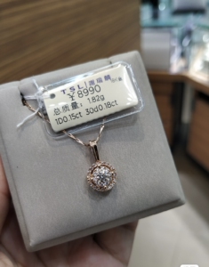 谢瑞麟18k玫瑰金拥抱爱十围一钻石吊坠