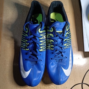 耐克钉鞋大白鲨