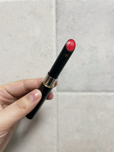 cpb长管口红 色号229 颜色很自然有点橘红色 很显白 照