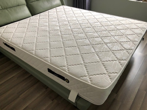 割爱出售卡姿莱特床垫9.9新 ,上面乳胶底下弹簧,两面都可以