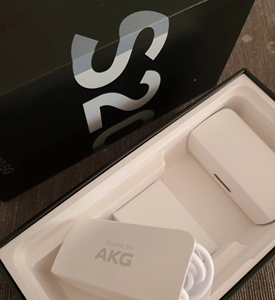 出三星s20  原装正品akg耳机,未拆封过.出三星s20