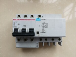 德力西 dz47le c60 新旧程度 8成新 4线漏电保护