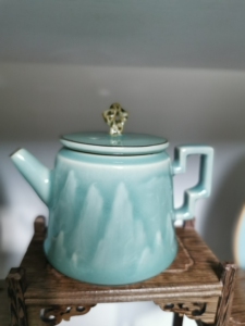 龙泉青瓷黄汉弟山水壶