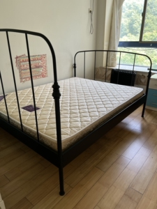 宜家黑色铁架床