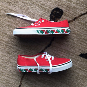 vans 红色小草莓 英国专柜购入 全新未下过地 可看鞋底验