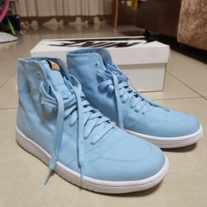全新,aj1淡蓝帆布,43码,未上脚,鞋盒由于保存不当有些许
