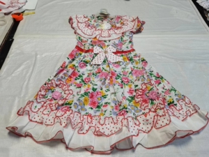 全新70/80年代小孩裙子,衣服如图完美,尺码130,喜欢下