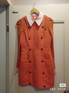 巨式国际中号橘色直筒版型连衣裙。面料挺括遮肉显瘦，可打底可单