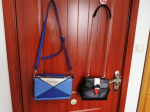 城市生活的包包，原价都是三百多一个，蓝色已出，黑色包包就使用