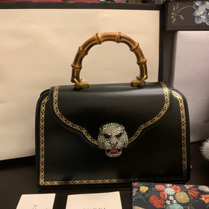 gucci限量版包包,满钻豹子头 购物上海 原价近4万购入