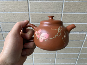 云南建水紫陶 红泥复烧茶壶(何锦,黄新国老师合作装饰)容量2
