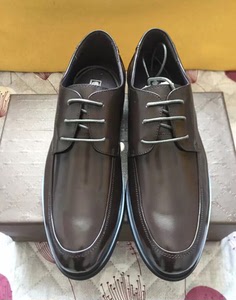 全新正品美国苹果男士皮鞋.颜色是棕红色.鞋码42码