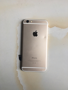 苹果6金色后壳,原装拆机后壳八成新,壳后有个凹坑,带后置摄像