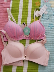 女士文胸内衣两件,32/70码,标注的一件价格只要一件不包邮