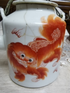 黄狮子茶壶晚清民国名家汪大兴作品.汪大兴画蓝狮子闻名.黄狮子