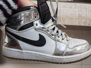 aj1伦纳德,不是正的不是正的,穿过没几次.就是有点脏,后跟